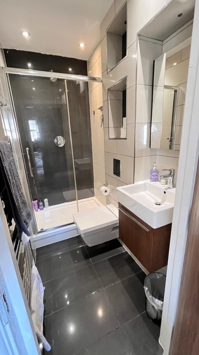 W12 ensuite Apartment in London