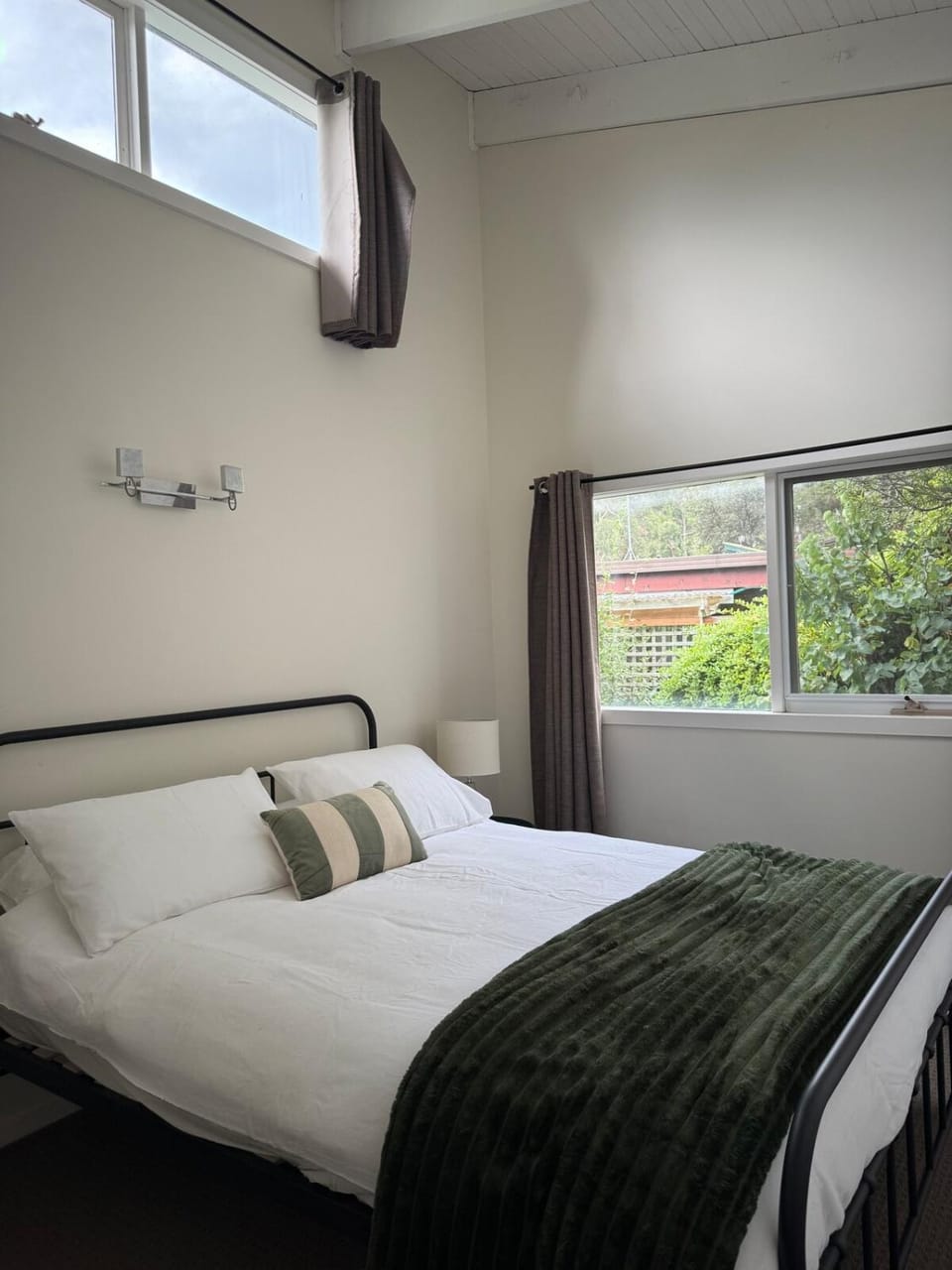 Escape to the Hills- Charming home with city views & close to the to the 1000 steps House in Melbourne