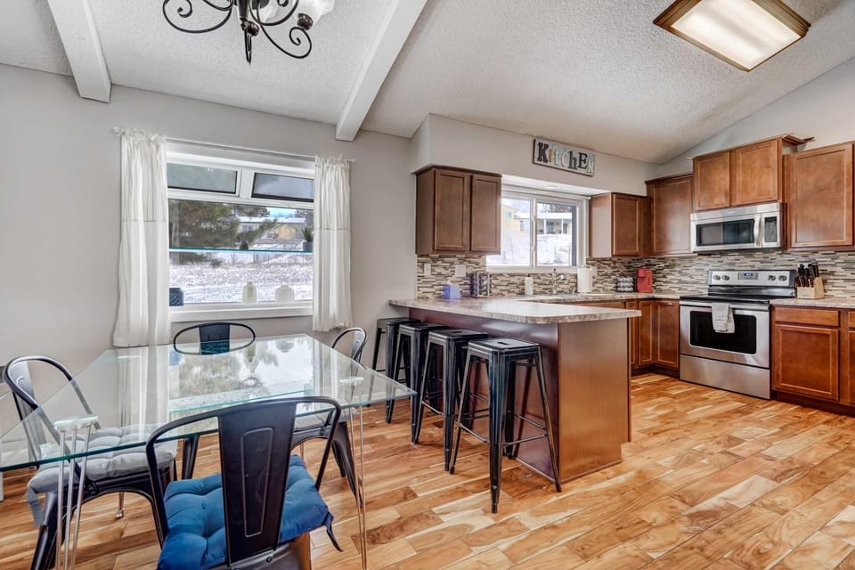 Wonderful Pines Spacious Yard w Cozy Fireplace House in Colorado Springs