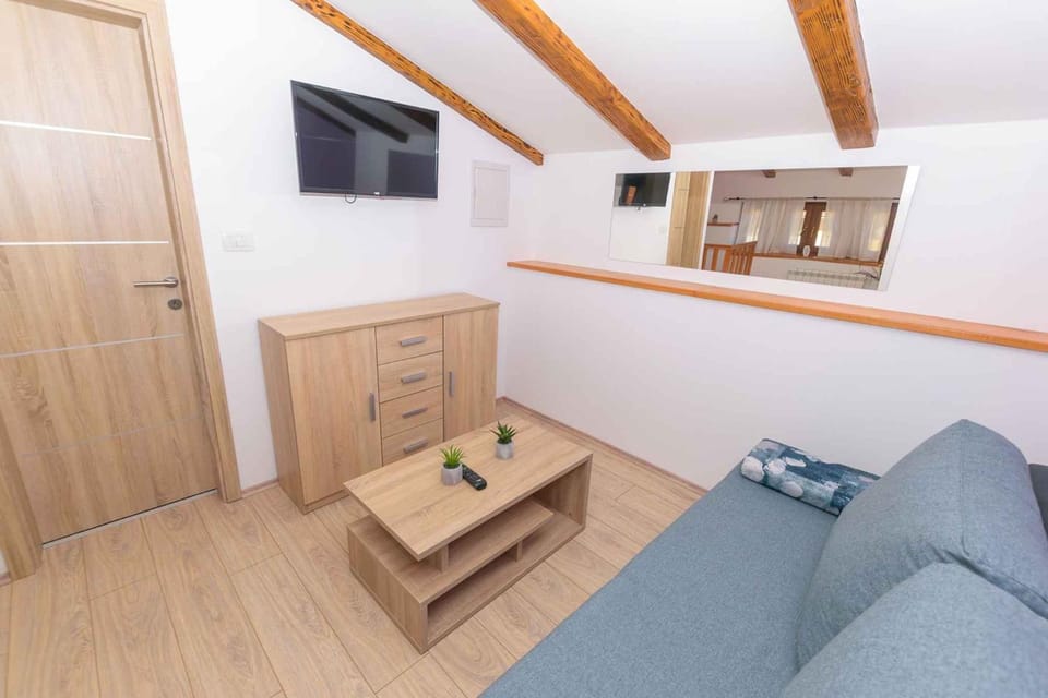 TV and multimedia, Seating area, Bedroom