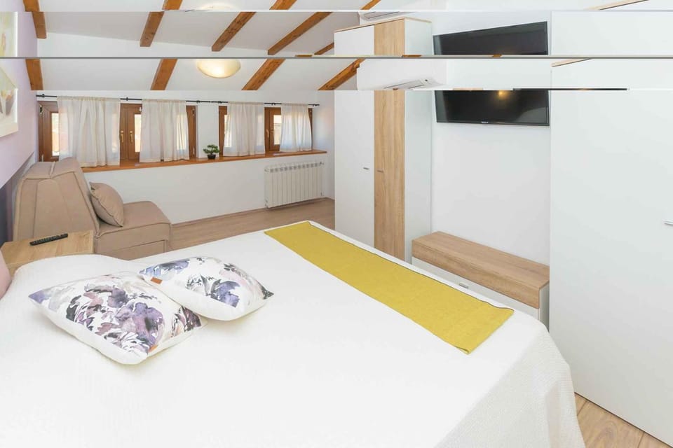 TV and multimedia, Seating area, Bedroom