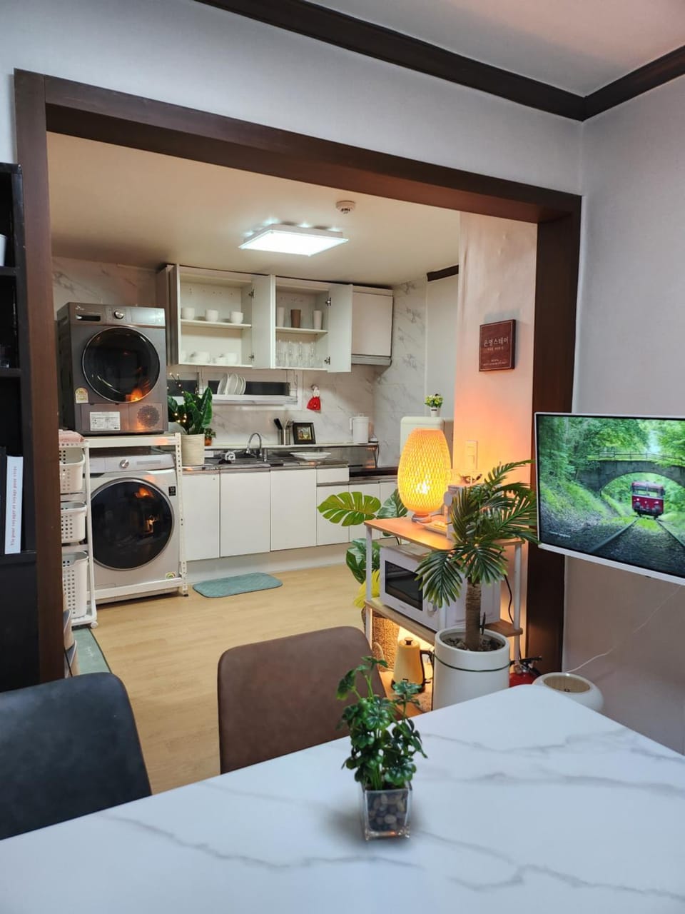 Kitchen or kitchenette, Seating area, Dining area, washing machine