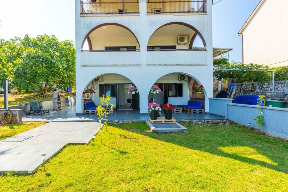 Property building, Summer, BBQ facilities, Garden