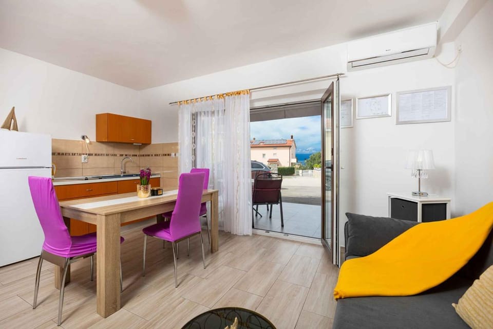 Kitchen or kitchenette, Seating area, Dining area, air conditioner