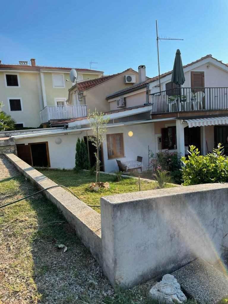 Property building, Summer, Garden