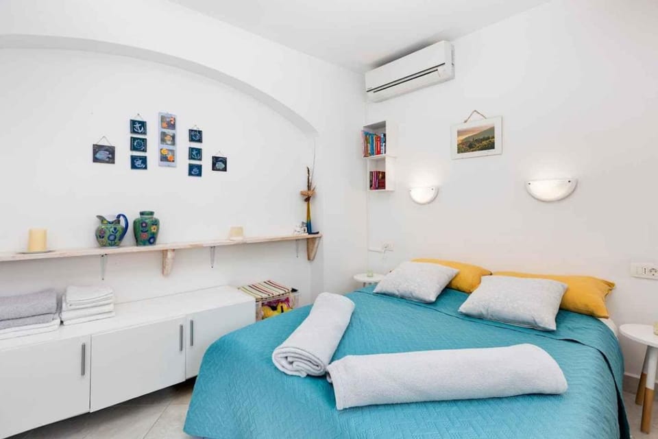 Bedroom, air conditioner