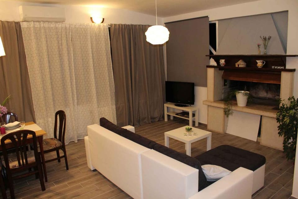 TV and multimedia, Living room, Seating area, Dining area, fireplace