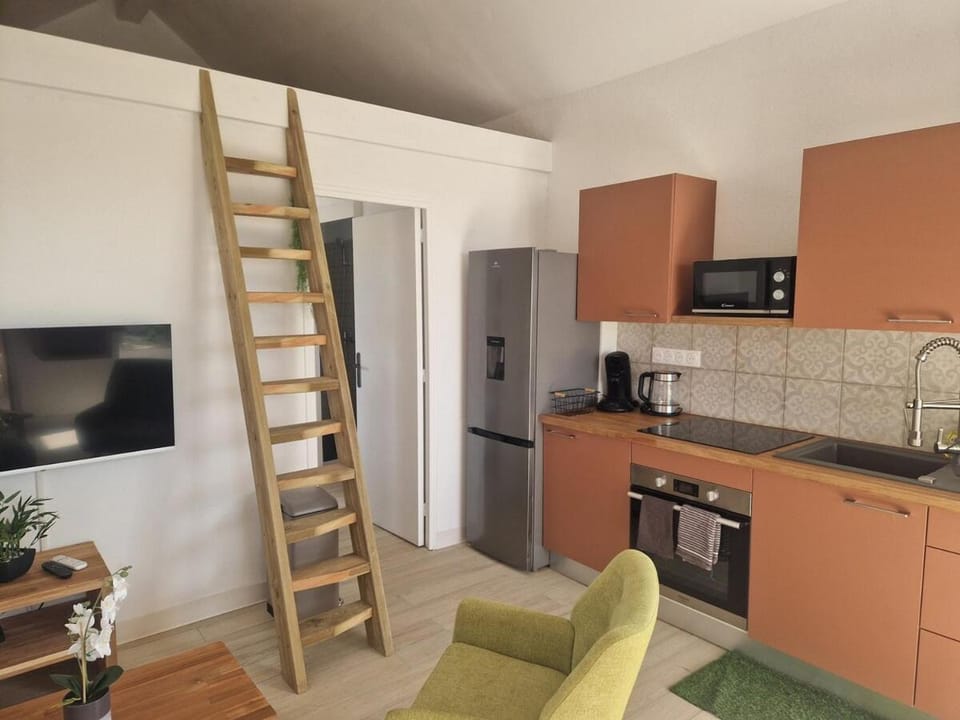 Coffee/tea facilities, microwave, oven, stove
