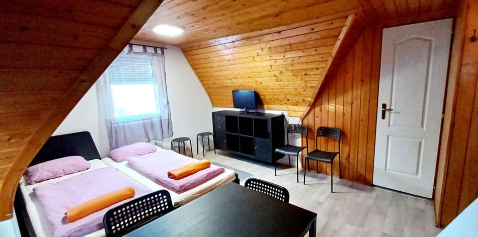 Bed, TV and multimedia, Dining area, Bedroom