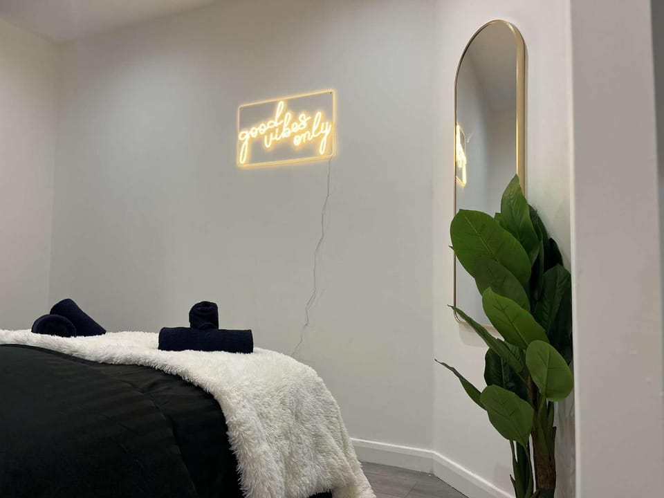 Modern Wild Central Double Suite - Fast WiFi, Basketball Game, Free Gym Apartment in Leicester