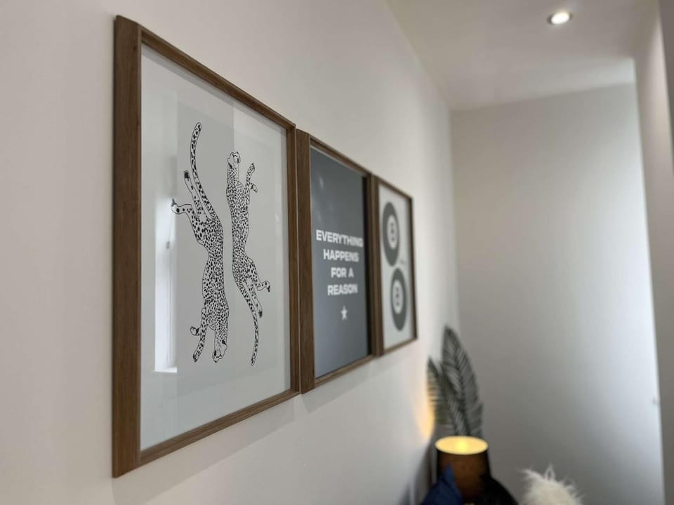 Modern Wild Central Double Suite - Fast WiFi, Basketball Game, Free Gym Apartment in Leicester