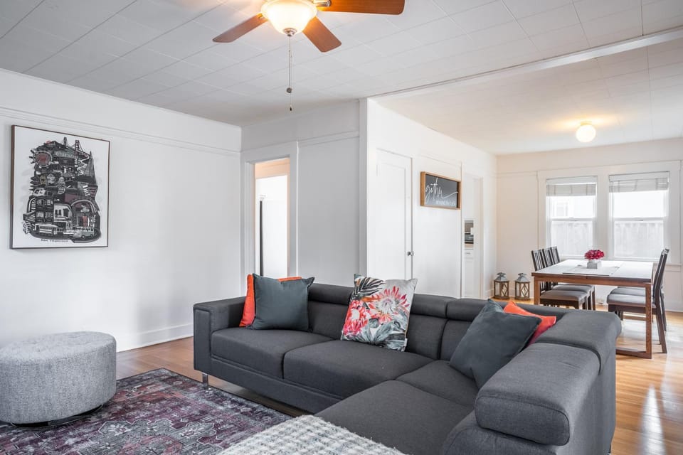 TV and multimedia, Living room, Seating area, Dining area