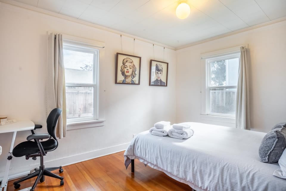Bed, Photo of the whole room, Bedroom