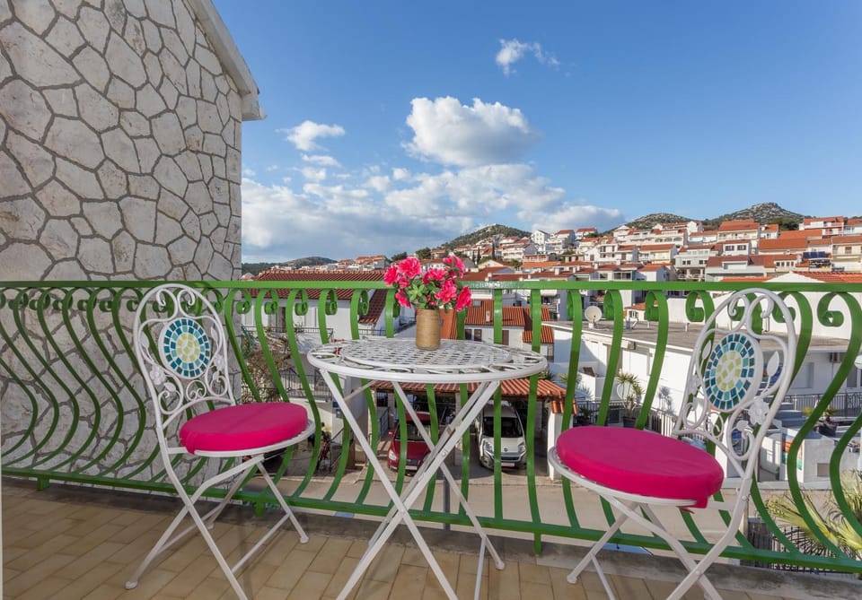 Patio, Balcony/Terrace, Street view