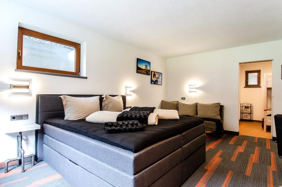 Bed, TV and multimedia, Photo of the whole room, Seating area, Bedroom