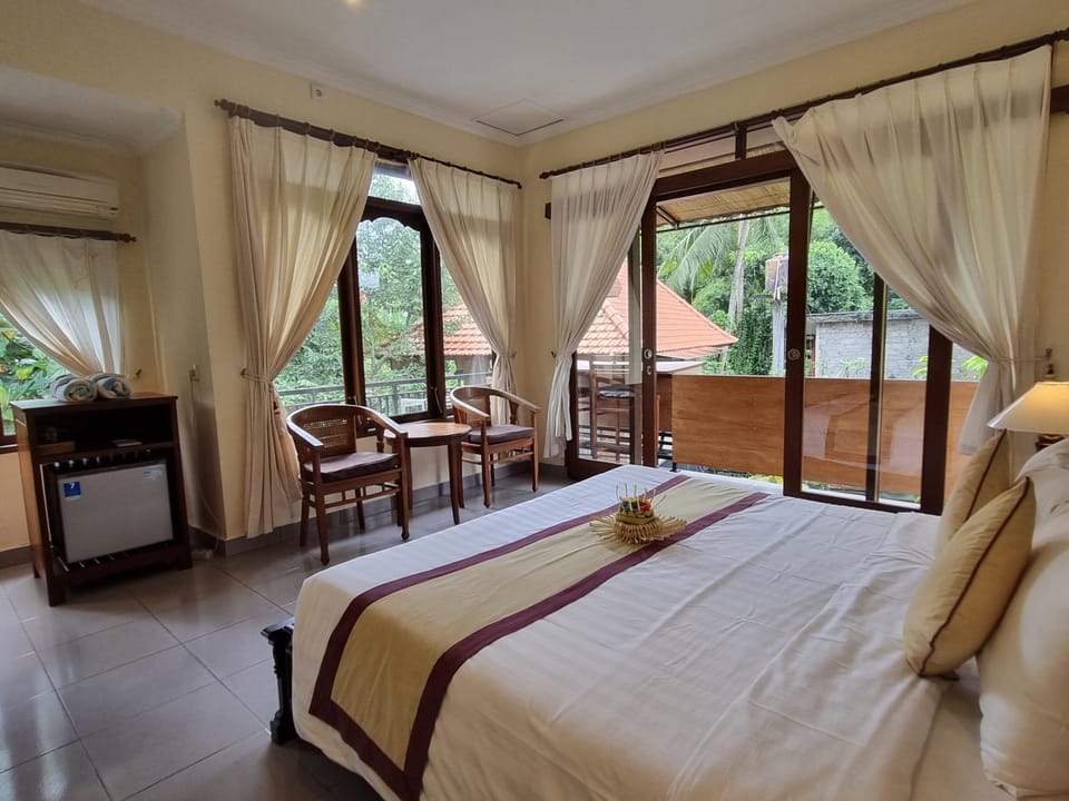 Bed, Photo of the whole room, Seating area, Bedroom
