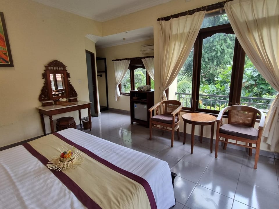 Bed, Photo of the whole room, Seating area, Bedroom