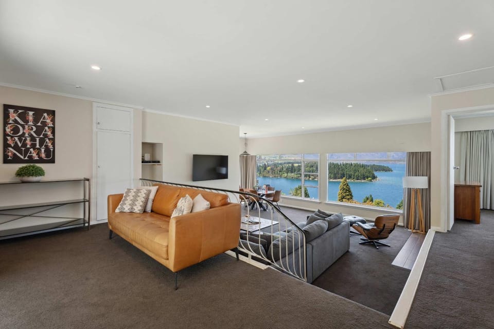 The BIGGEST & BEST VIEWS 3 Bedrooms WALK To Town House in Queenstown