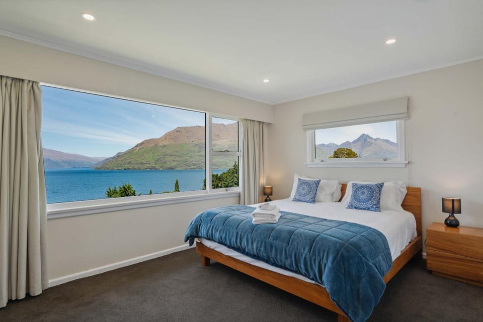 The BIGGEST & BEST VIEWS 3 Bedrooms WALK To Town House in Queenstown