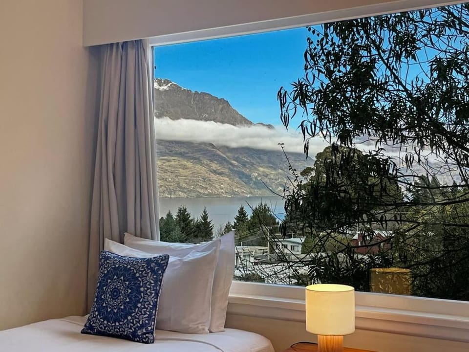 The BIGGEST & BEST VIEWS 3 Bedrooms WALK To Town House in Queenstown
