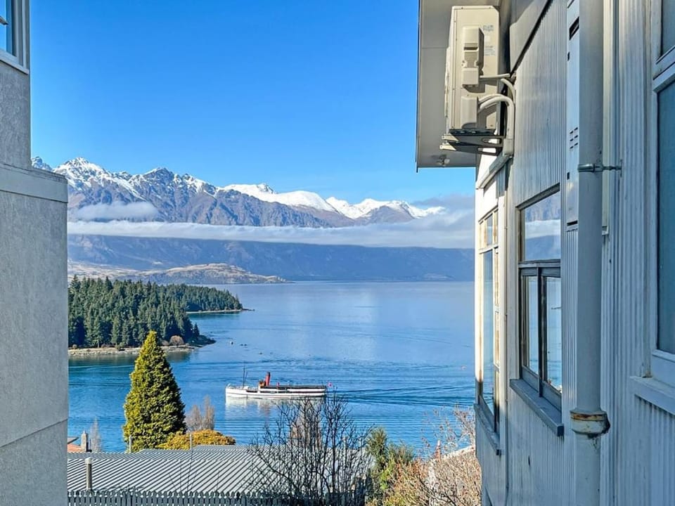 The BIGGEST & BEST VIEWS 3 Bedrooms WALK To Town House in Queenstown