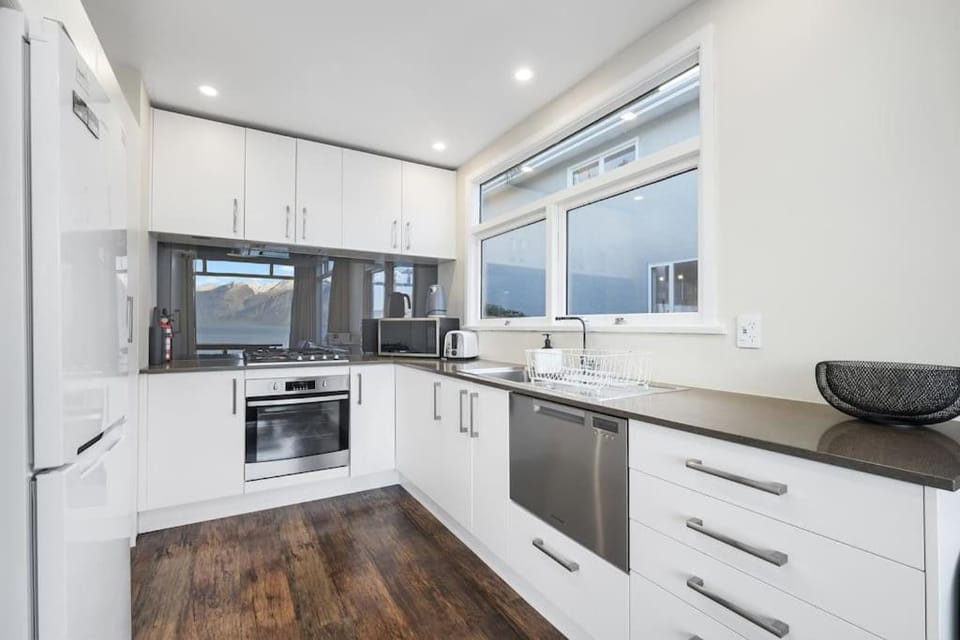The BIGGEST & BEST VIEWS 3 Bedrooms WALK To Town House in Queenstown
