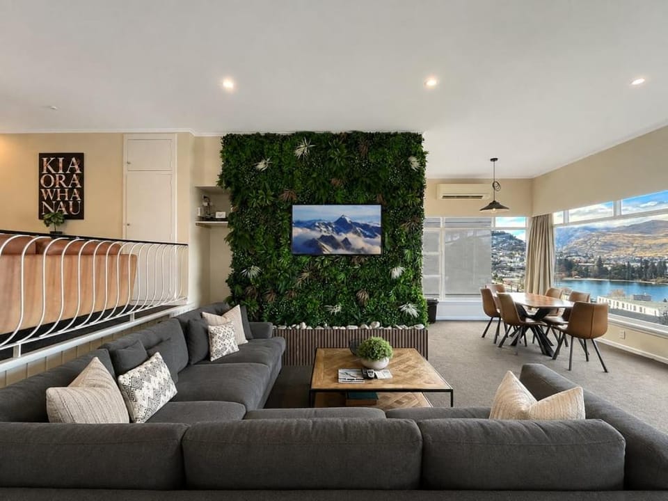 The BIGGEST & BEST VIEWS 3 Bedrooms WALK To Town House in Queenstown