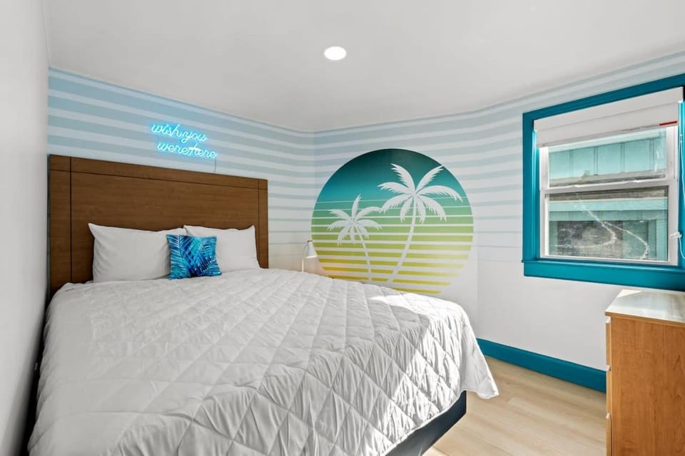 Sunshine House #2-Selfie-Friendly - Steps to Beach Apartment in North Myrtle Beach