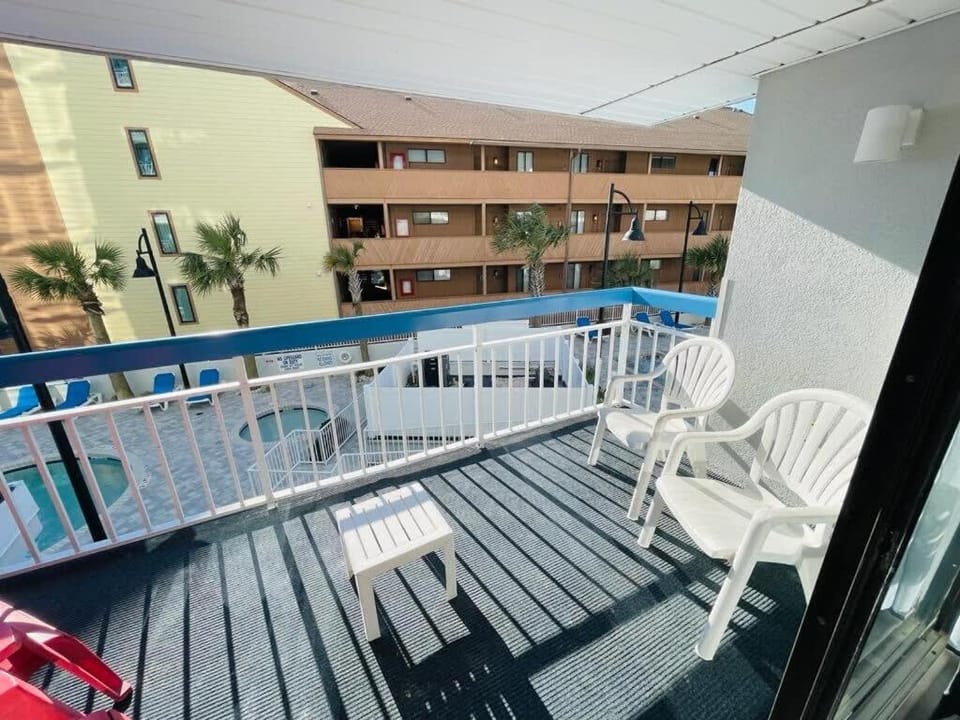 Lovely 1br with Side View of Ocean Apartment in Myrtle Beach