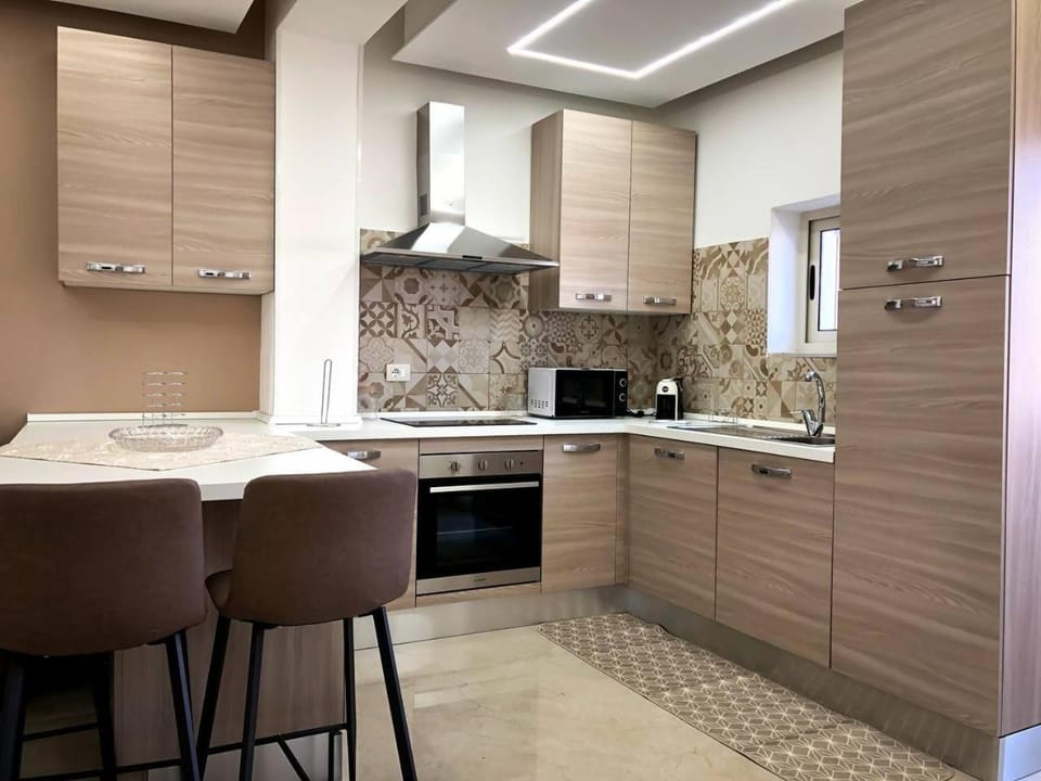 Kitchen or kitchenette, Dining area, dishwasher, oven, stove