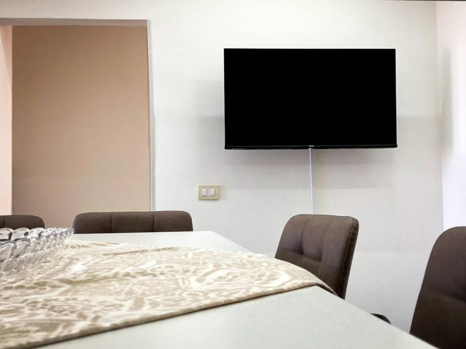 Communal lounge/ TV room, TV and multimedia, Living room, Seating area