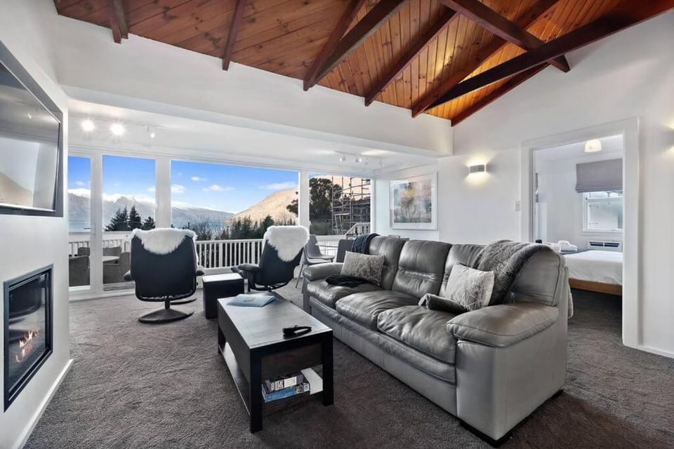 Fabulous VIEWS WALK To Town 3 Bedrooms Cosy House in Queenstown