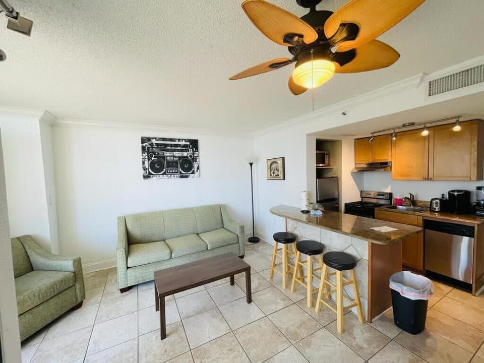 Meridian Great Ocean view condo on the beach pool Apartment in Myrtle Beach