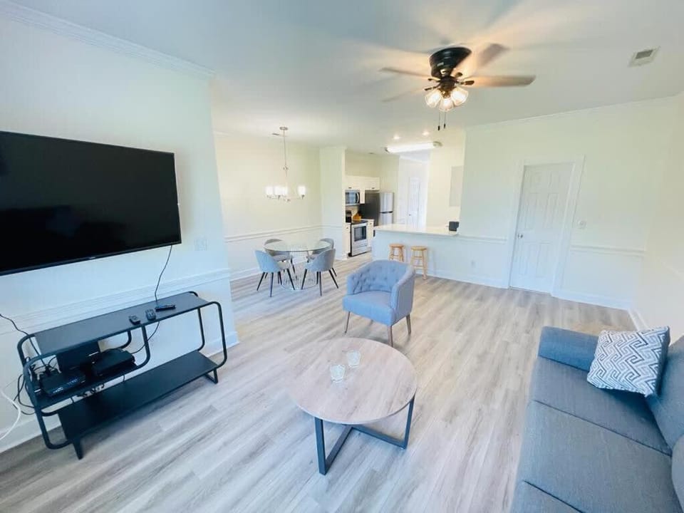 Stylish newly renovated condo on the golf course Apartment in Carolina Forest