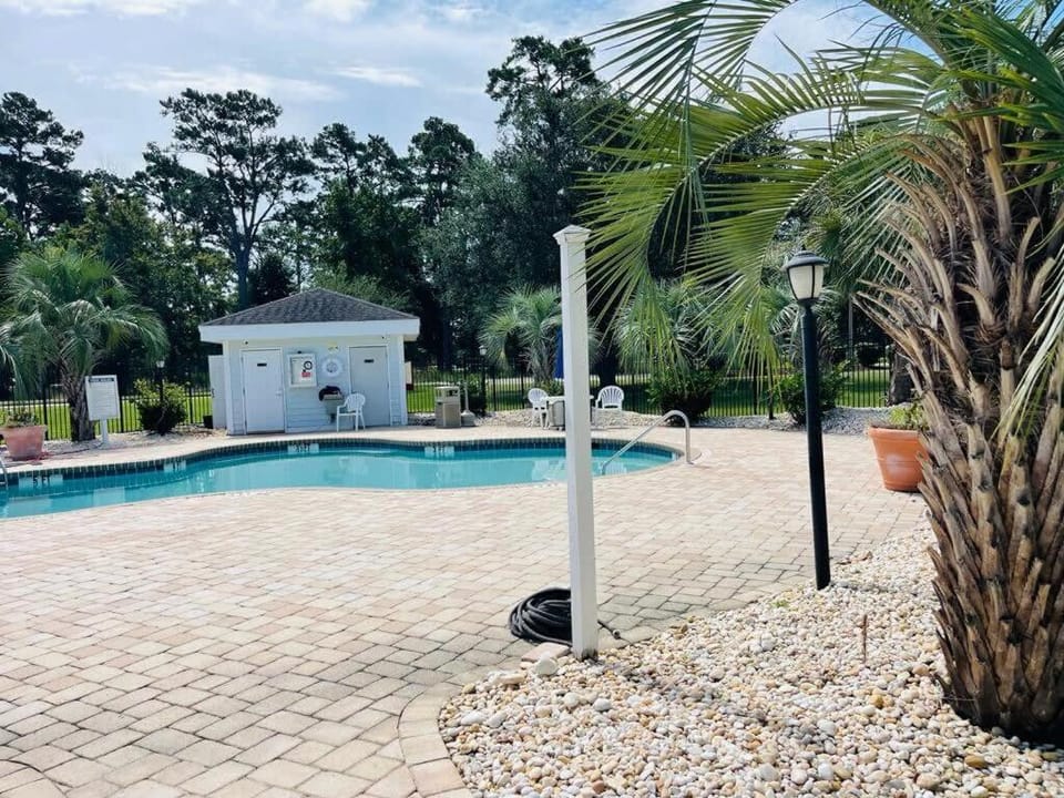 Stylish newly renovated condo on the golf course Apartment in Carolina Forest
