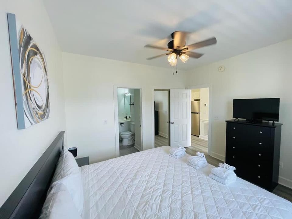 Stylish newly renovated condo on the golf course Apartment in Carolina Forest