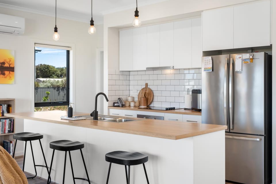 Kitchen or kitchenette, Dining area, dishwasher, oven, stove