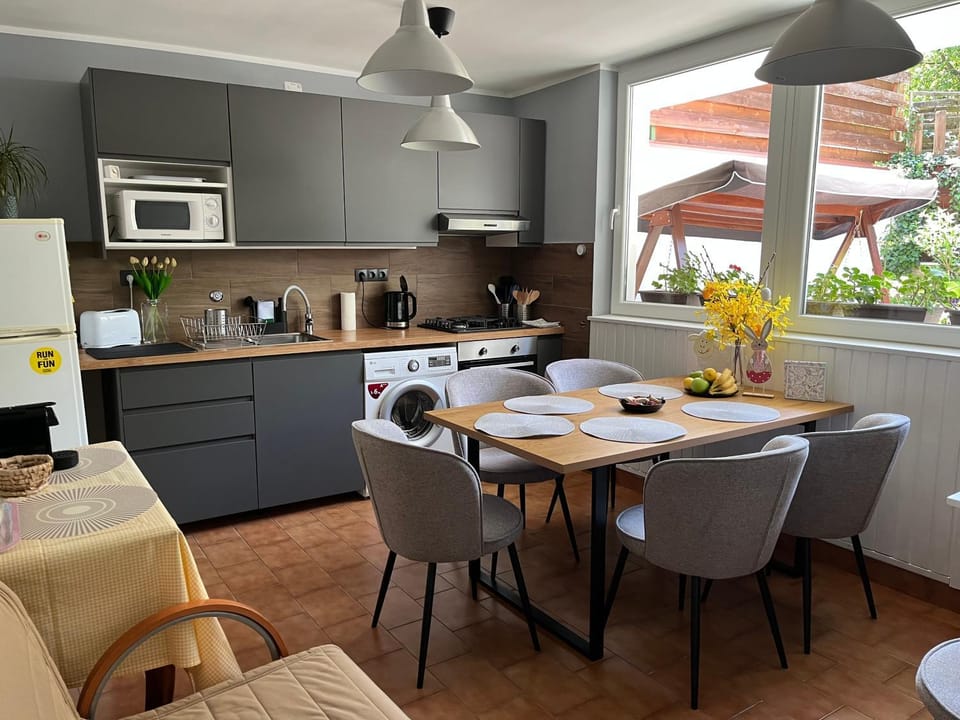 Coffee/tea facilities, Kitchen or kitchenette, Dining area, toaster, kitchen