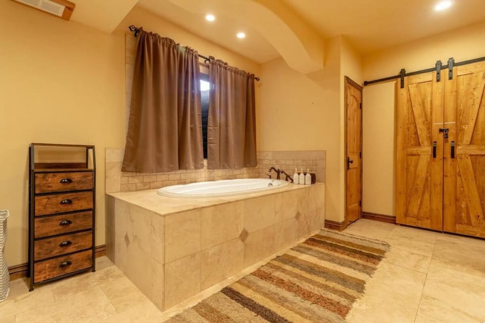 14 Guests 5BR 2BA At-Home Gym & Spacious Living Apartment in Parowan