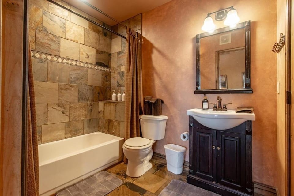 14 Guests 5BR 2BA At-Home Gym & Spacious Living Apartment in Parowan
