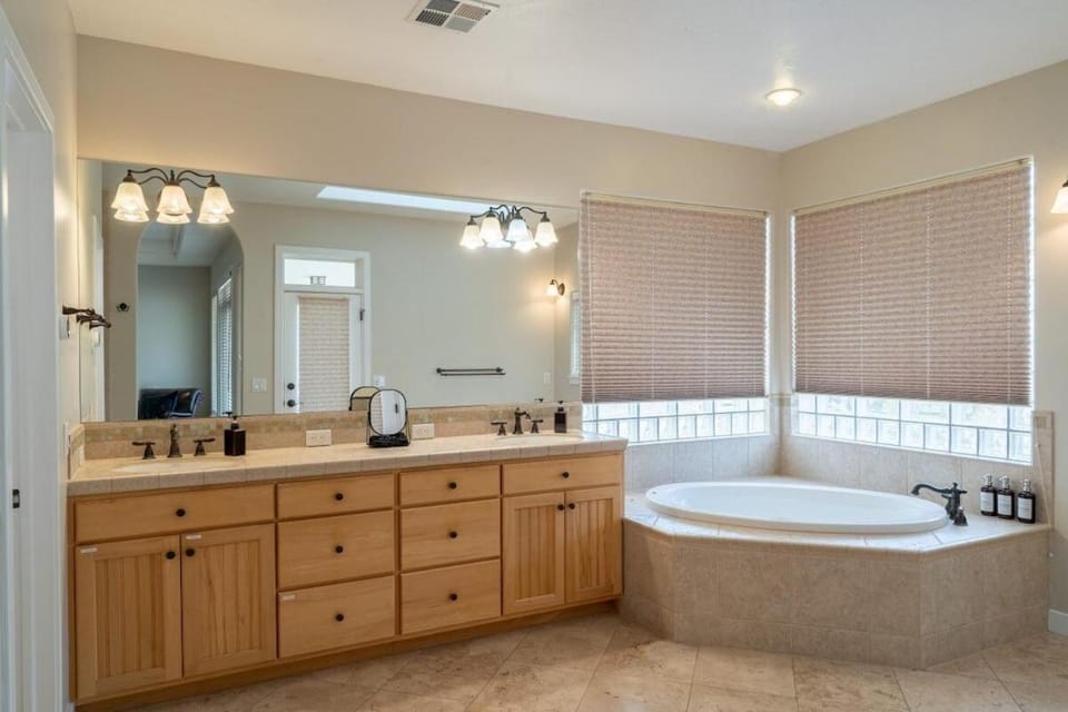 8Guests 4BR Scenic Views & Close to Downtown House in Cedar City