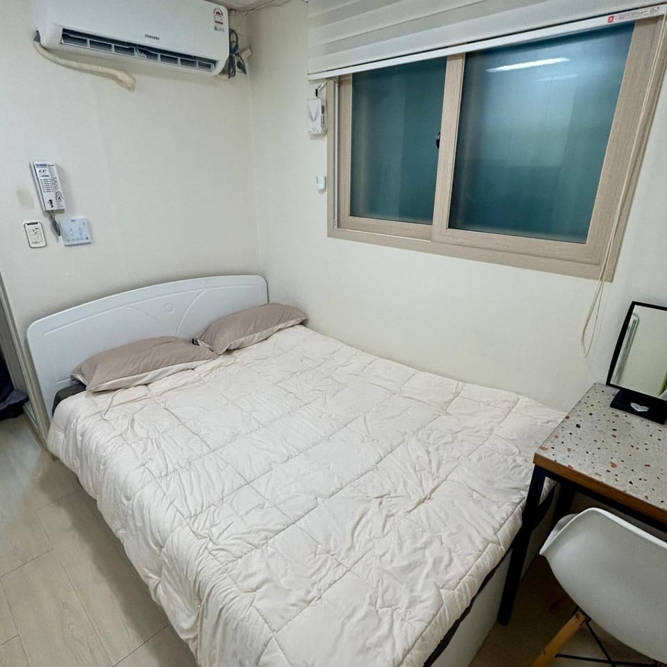 SS Cosy single studio near Sindaebangsamgeori station Apartment in Seoul