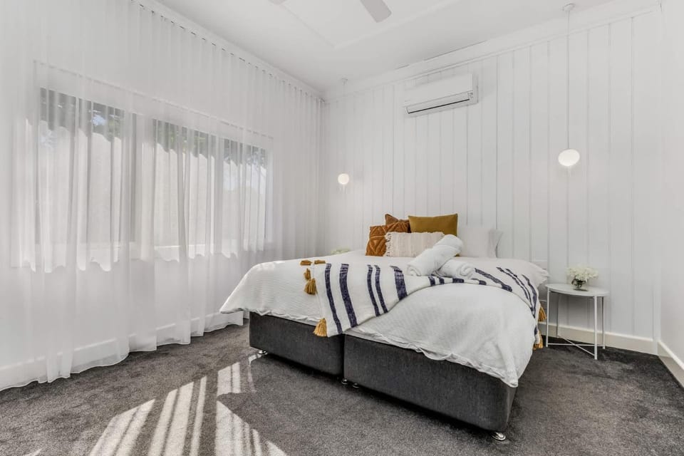 Bedroom, air conditioner