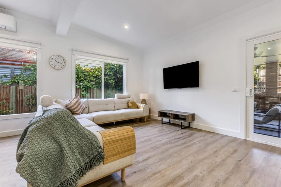 TV and multimedia, Living room, Seating area, air conditioner