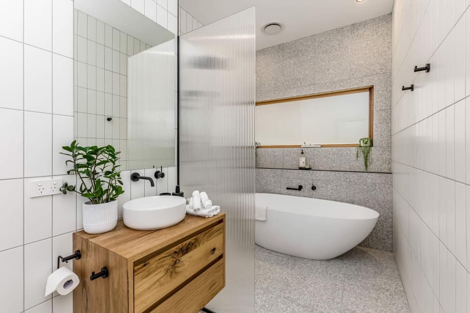 Shower, Toilet, Bath, towels