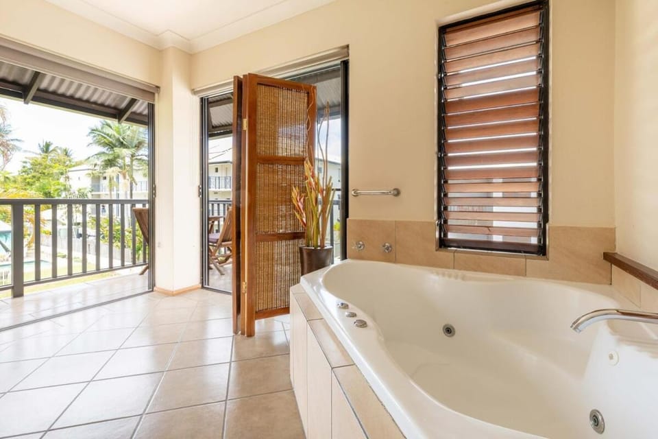 Honeymoon Spa Suite 53 Apartment in Port Douglas