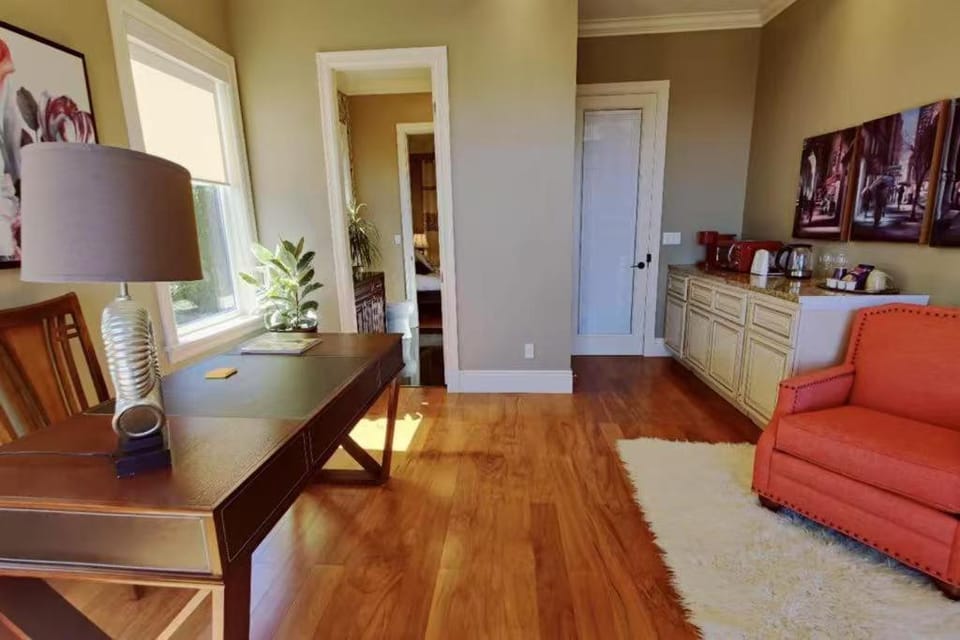 Kitchen or kitchenette, Living room, Seating area, Dining area