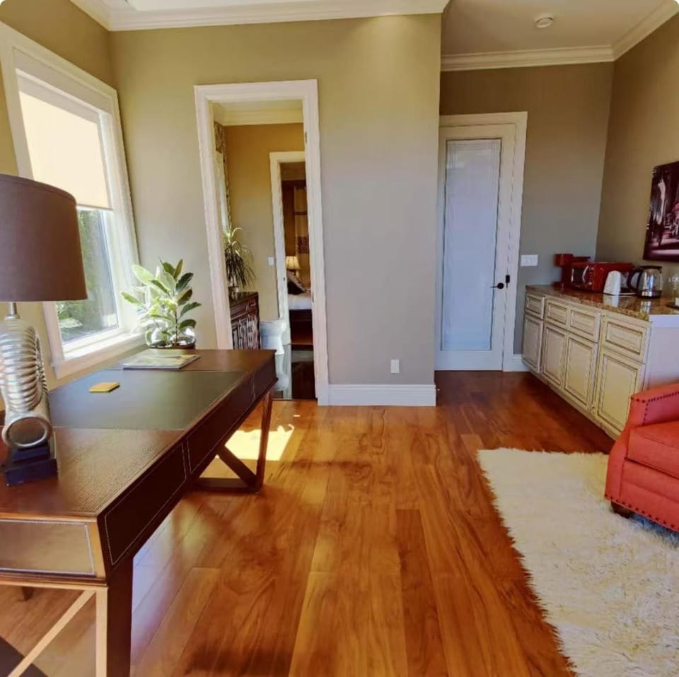 Kitchen or kitchenette, minibar