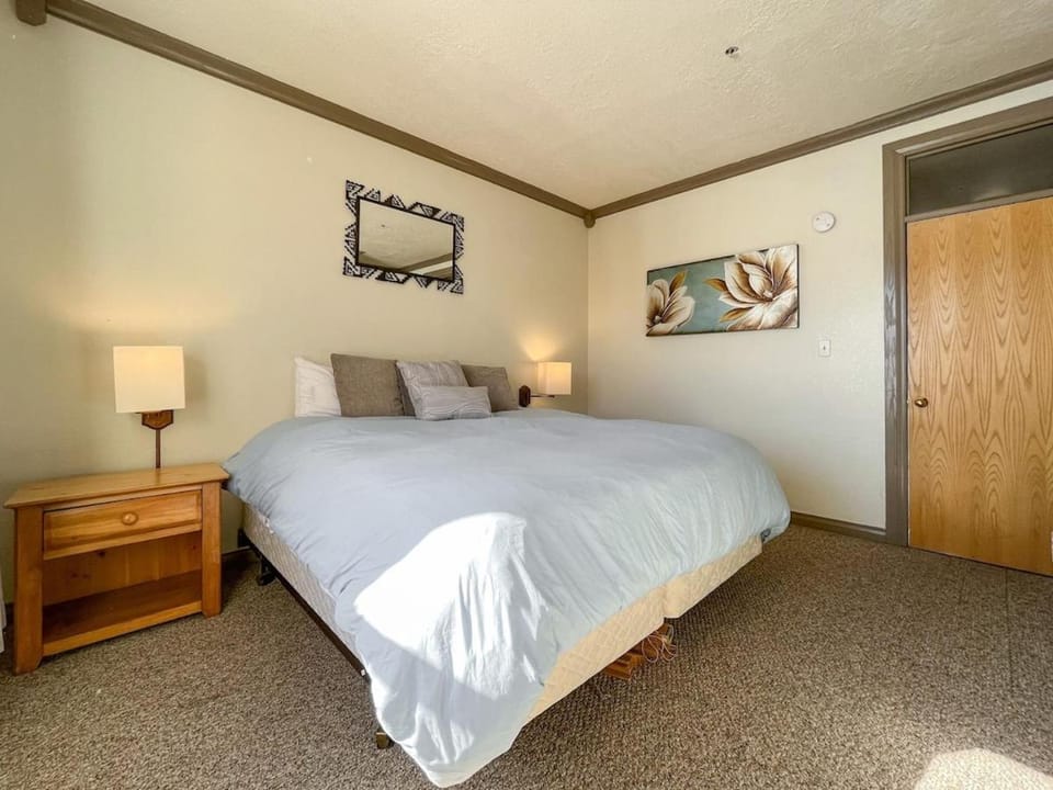 7 Guests 2BR 2BA Pool Hot Tub & Game Room at CBL Apartment in Brian Head