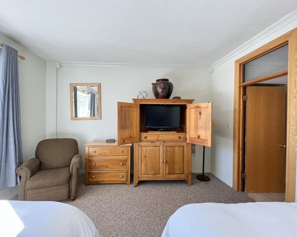 7 Guests 2BR 2BA Pool Hot Tub & Game Room at CBL Apartment in Brian Head